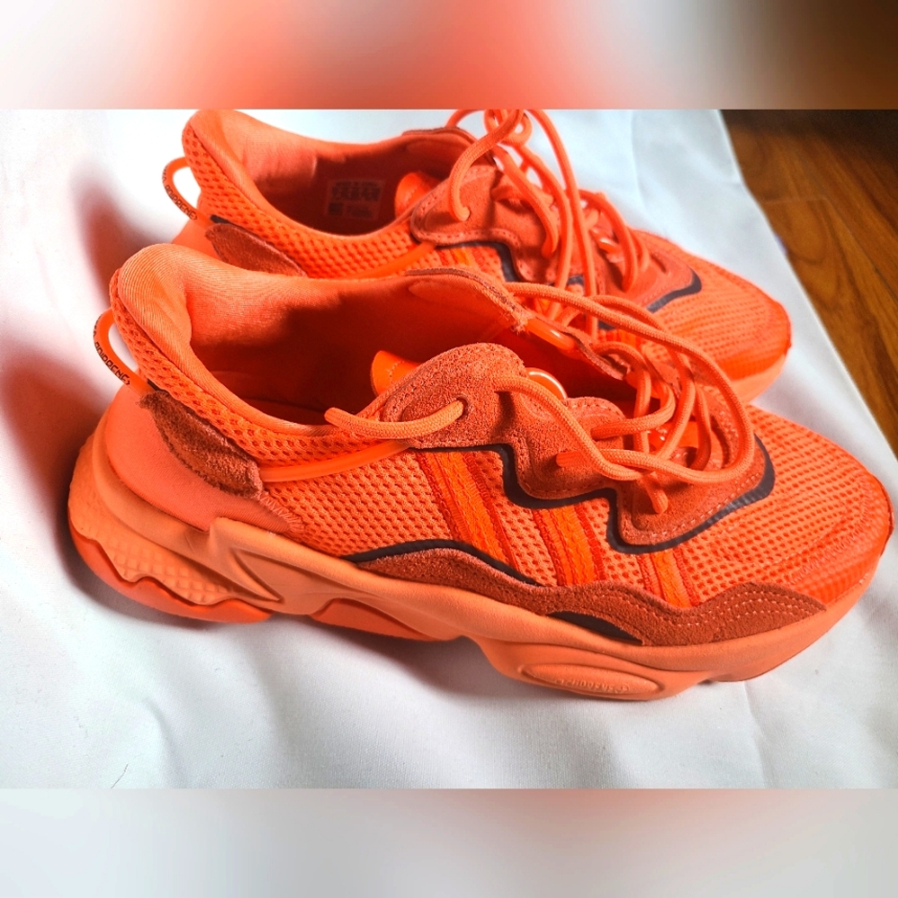 EUC BOYS SZ 7 ADIDAS OZWEEGO